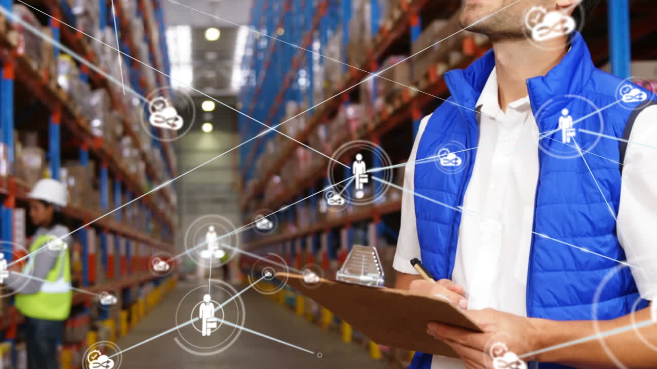 animación de una red de personas e iconos de los medios sobre un hombre sonriente que trabaja en un almacén de almacenamiento