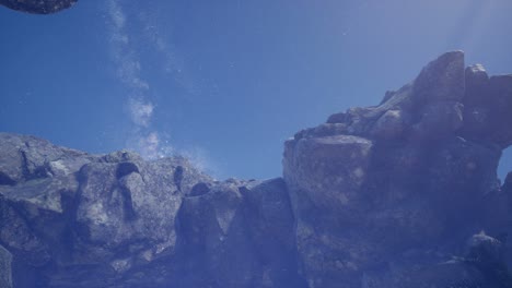 4k astrofotografía rastros de estrellas sobre las paredes del cañón de piedra arenisca.