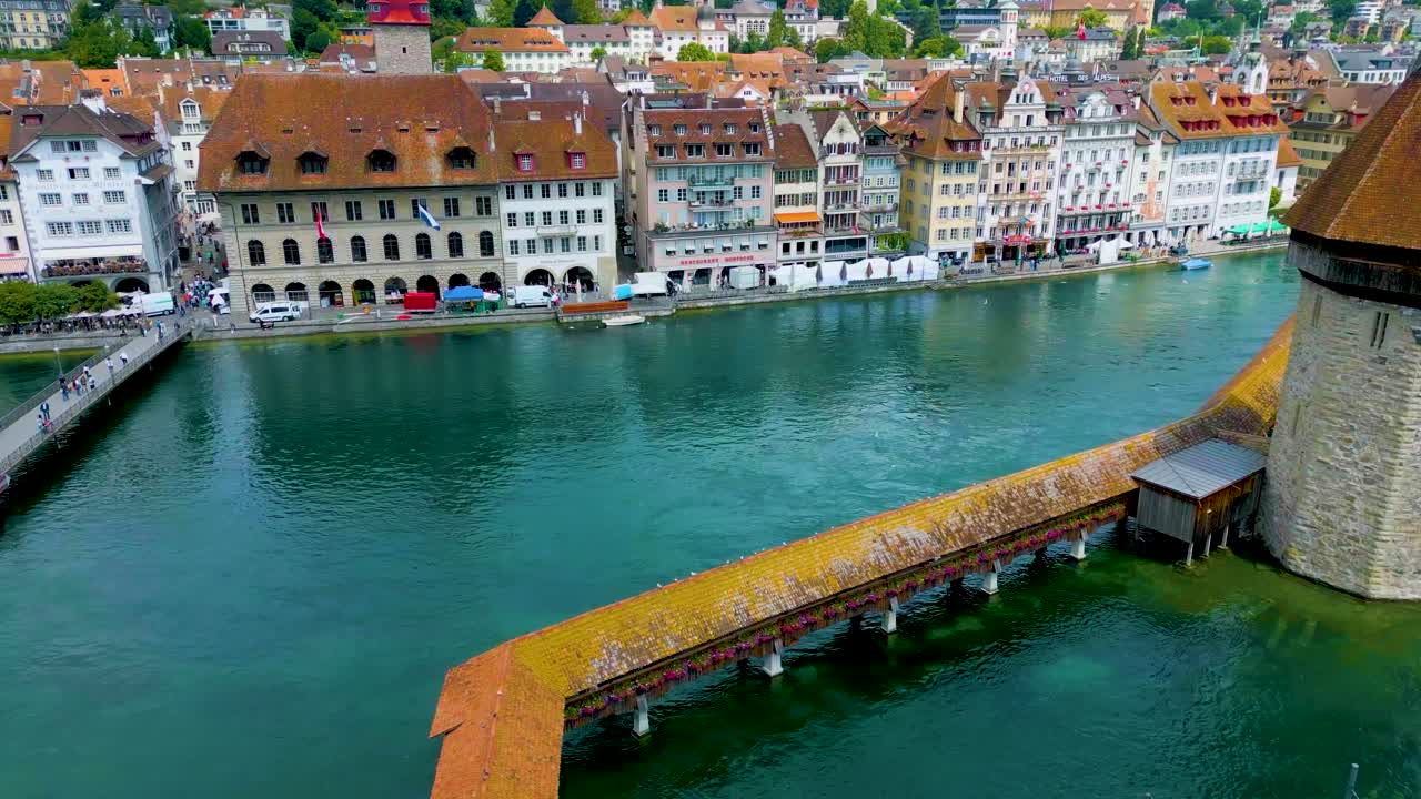 스위스 루체른의 옛 마을에 있는 루스 강에 있는 샤펠 다리의 4k 드론 영상.