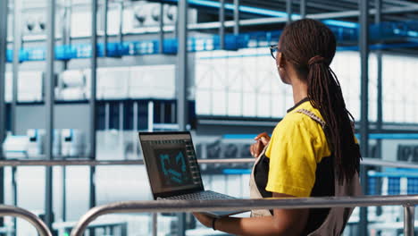 ingenieros que trabajan en fábricas inteligentes, recopilando y analizando datos