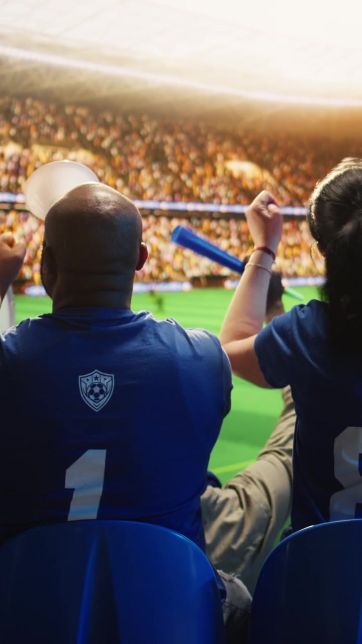 Video vertical Primer plano de aficionados al fútbol cantando en las gradas del estadio