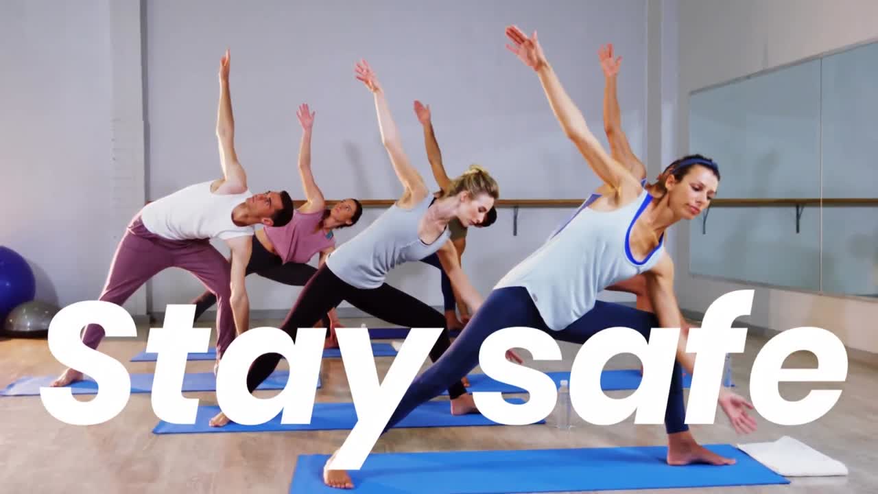 피트니스 수업에서 운동하는 사람들 위에 안전한 텍스트를 유지하는 애니메이션