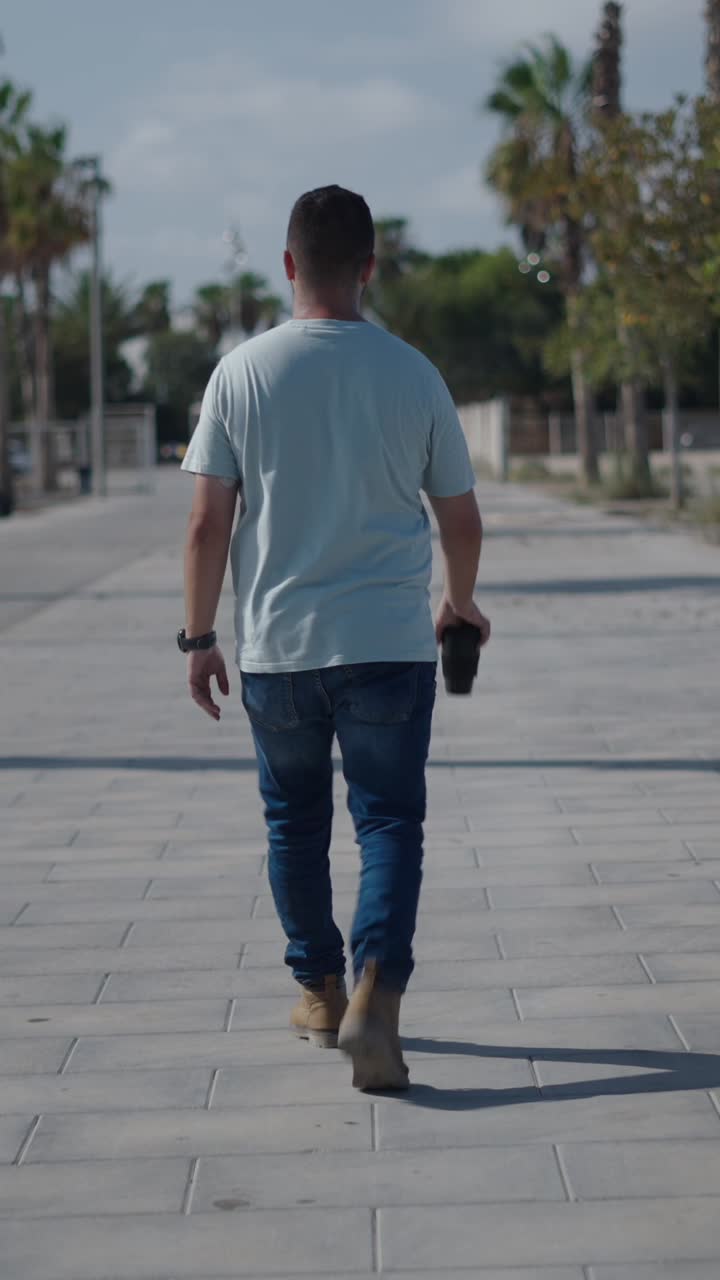 hombre caminando por una calle de la ciudad