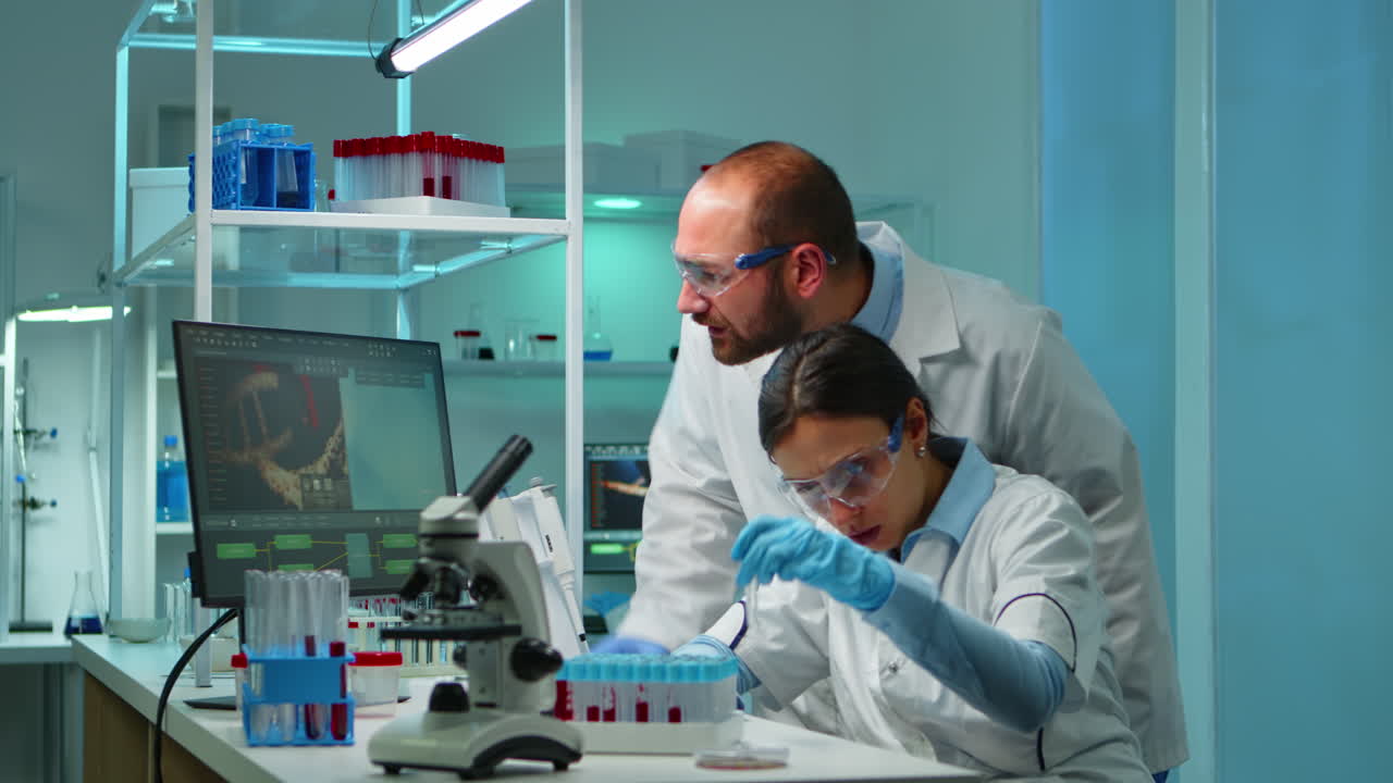 químicos de investigación trabajando por la noche analizando muestras de sangre