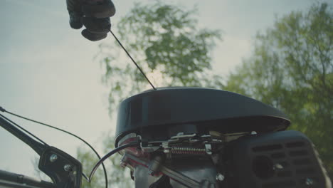 primer plano de un pequeño motor fuera de borda