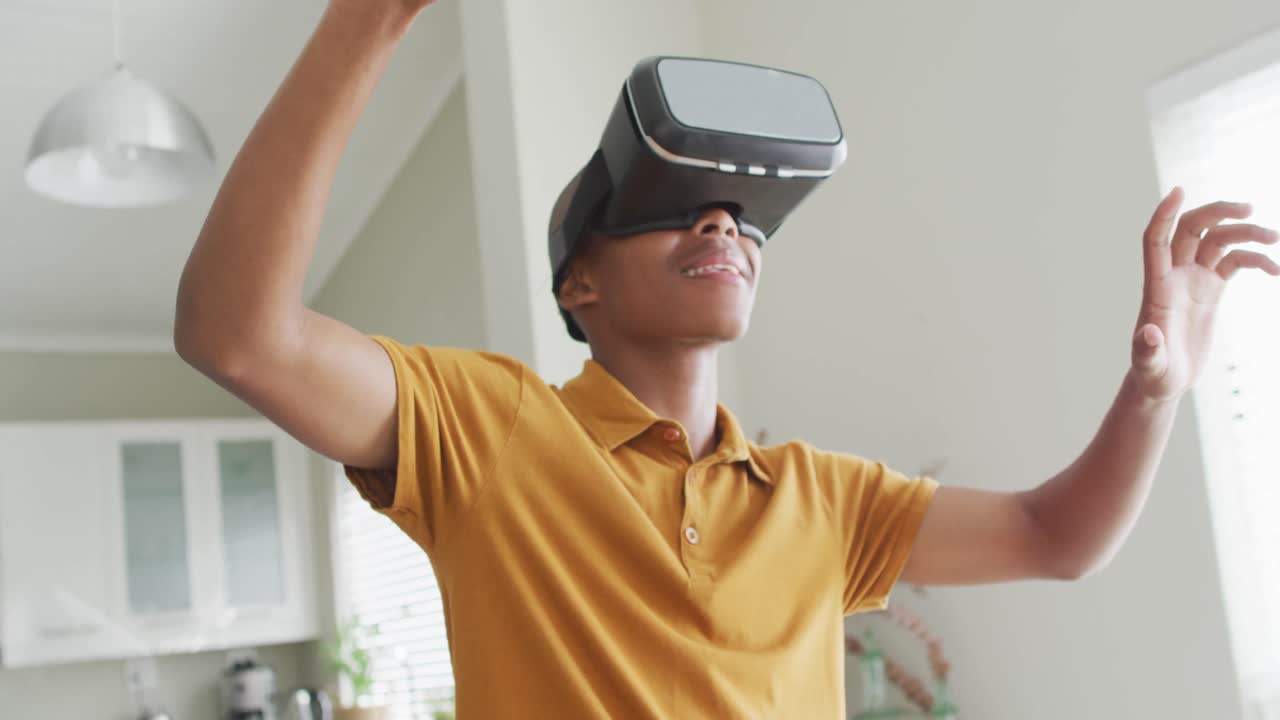 Video di un ragazzo afroamericano felice che usa un visore VR a casa