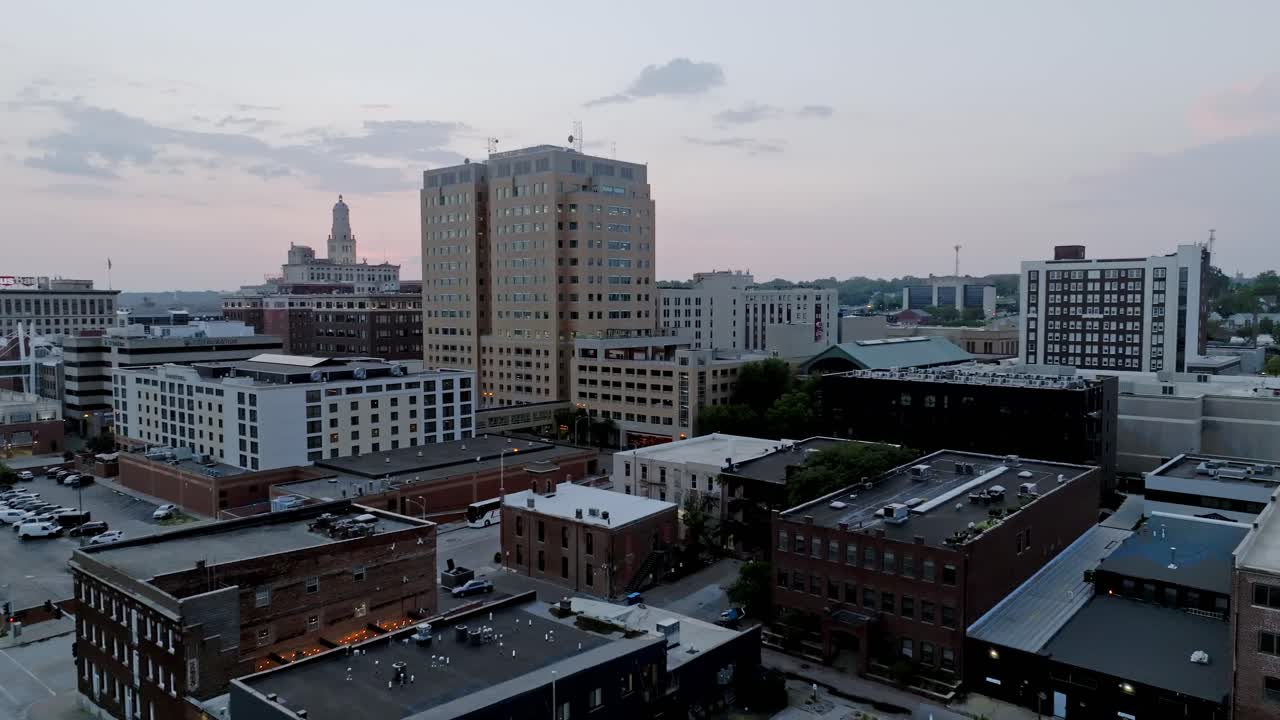 Davenports centrum, Iowa, med dronevideo, der bevæger sig opad i skumringen