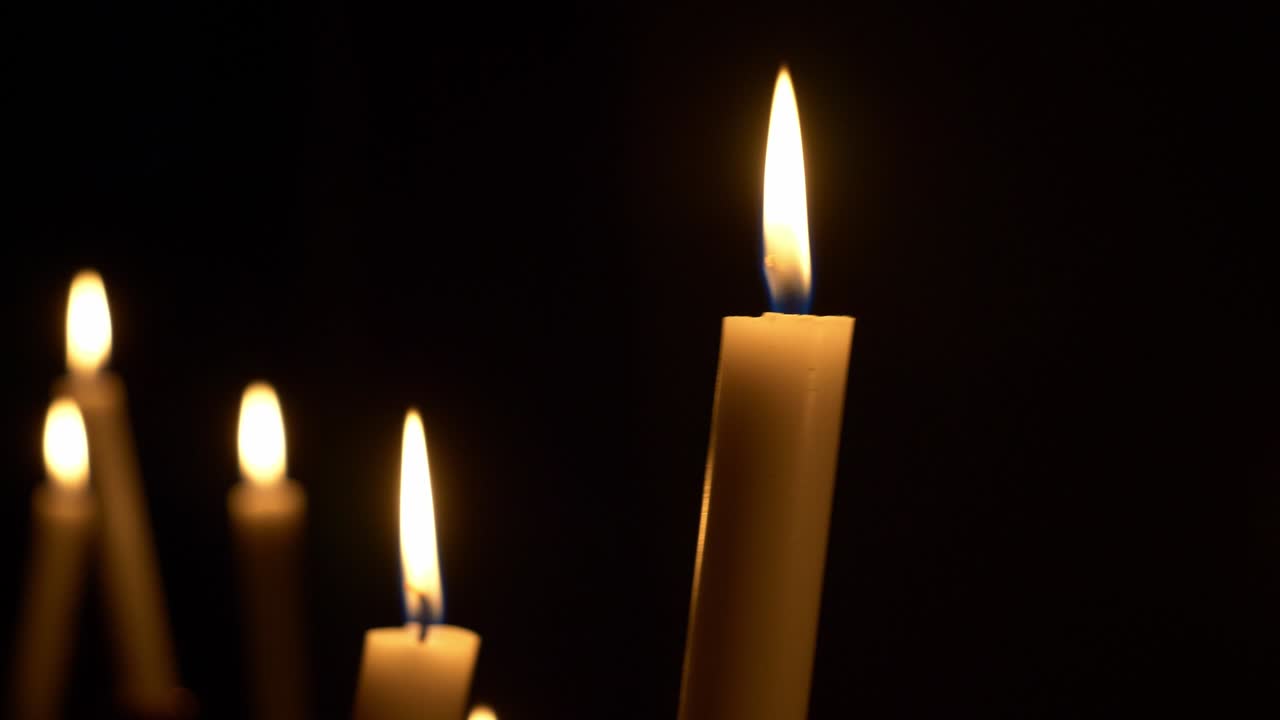 video di candele di cera su uno sfondo scuro