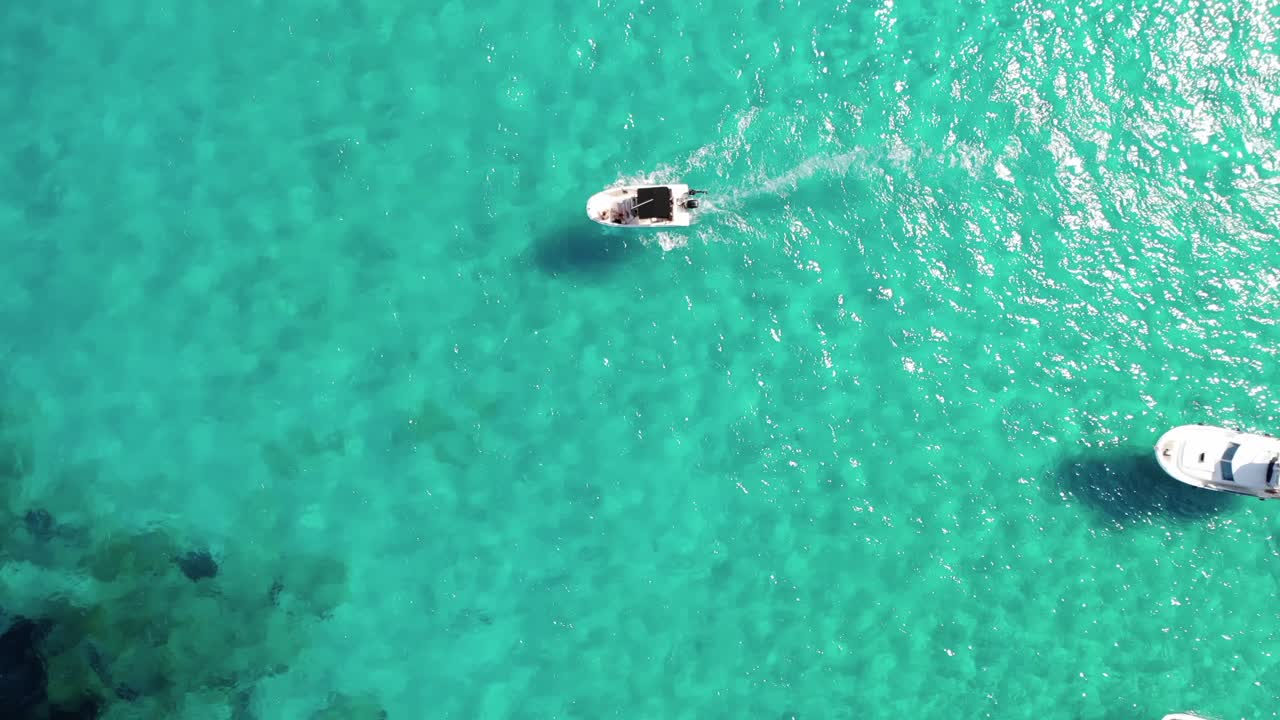 pistas aéreas verticales descendentes lancha en aguas claras y poco profundas