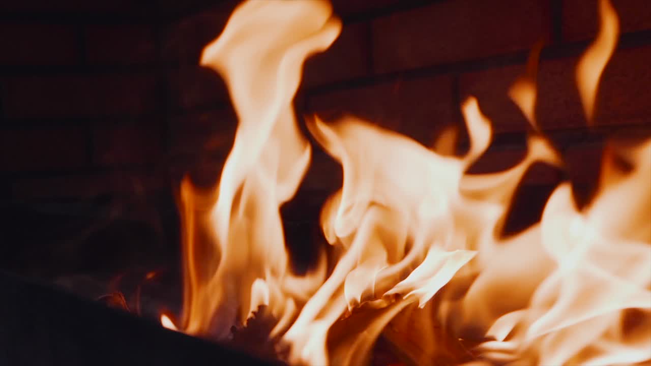 중간 크기의 불꽃으로 벽난로에서 불을 피우는 느린 모션