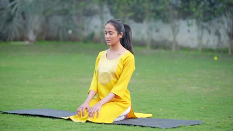 Profesor-De-Yoga-Indio-Haciendo-Ejercicio-Y-Meditación.