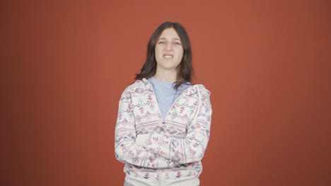 그녀가 듣는 소식을 좋아하지 않는 젊은 여자는 승인하지 않습니다.