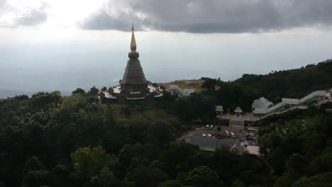 在泰國清邁的doi inthanon寺<unk>上空飛翔的無人機片段,背景是大海的<unk>聲-1