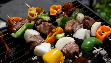 Brochetas-De-Carne-Y-Verduras-Sobre-Briquetas-De-Carbón-Caliente-A-La-Parrilla-Al-Aire-Libre