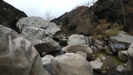 el cañón de topanga en california con video de un dron fpv moviéndose hacia adelante sobre el río y las rocas