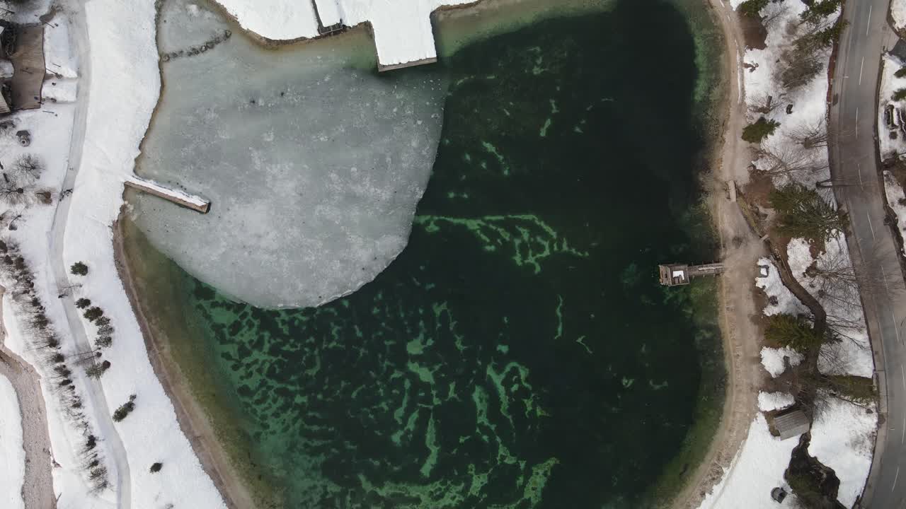 눈으로 둘러싸인 반쯤 얼어붙은 자연 그대로의 호수 자스나