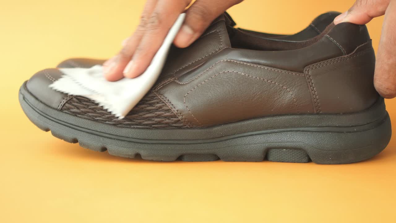 갈색 가죽 신발 청소