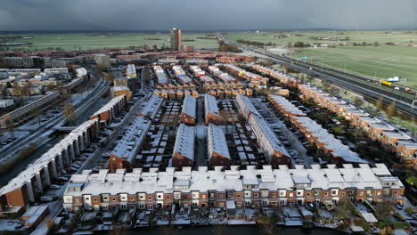 Vista-Aérea-De-Nieve-E-Invierno-En-Amersfoort-Nieuwland,-Países-Bajos