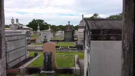 vuelo aéreo a través de un crip en el antiguo cementerio metairie en nueva orleans