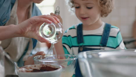 Kleiner-Junge-Hilft-Mutter-Beim-Backen-In-Der-Küche-Und-Mischt-Zutaten,-Backt-Schokoladen-Cupcakes-Und-Bereitet-Zu-Hause-Ein-Rezept-Vor