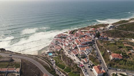 Vista-Aérea-De-La-Hermosa-Ciudad-Costera-De-Azenhas-Do-Mar-En-Portugal-Con-Un-Paisaje-Marino-Tranquilo