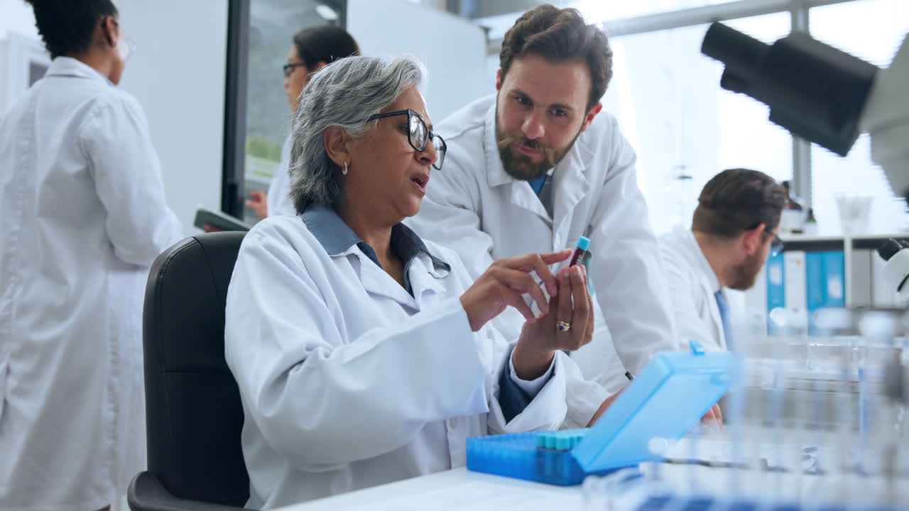 Scienziati che collaborano ed esaminano campioni in un laboratorio moderno