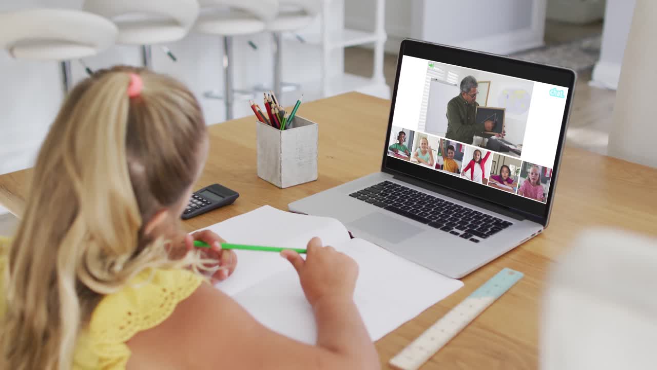 chica caucásica teniendo una videoconferencia con el maestro y los compañeros de clase en la computadora portátil en casa