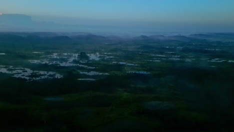 Temprano-En-La-Mañana-Y-Paisaje-Brumoso-De-Pantanos,-Vista-Aérea-De-Drones