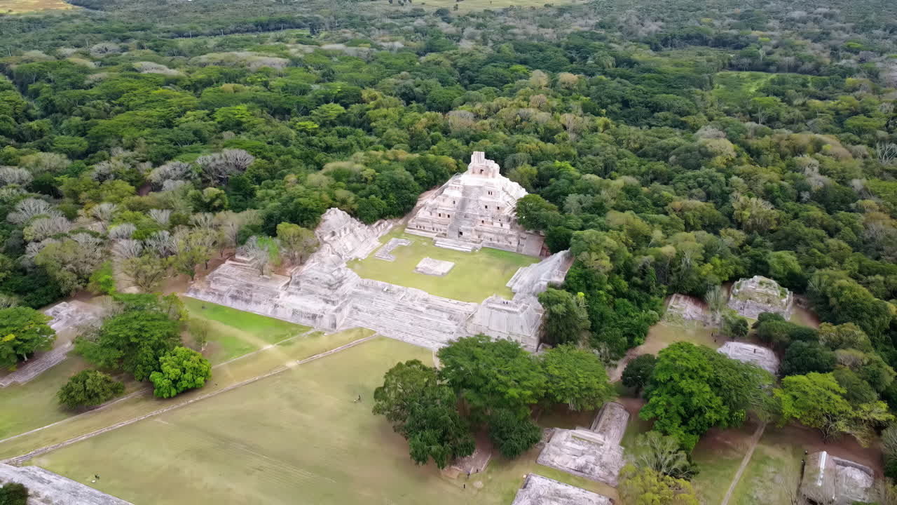 Vista aerea con drone che rivela un complesso storico di templi Maya circondato da una lussureggiante vegetazione della giungla in Messico.