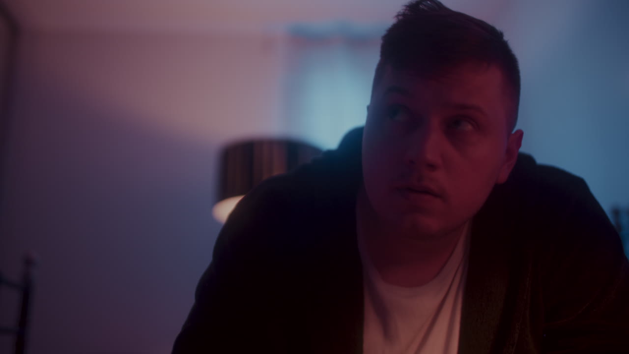 hombre en una habitación por la noche