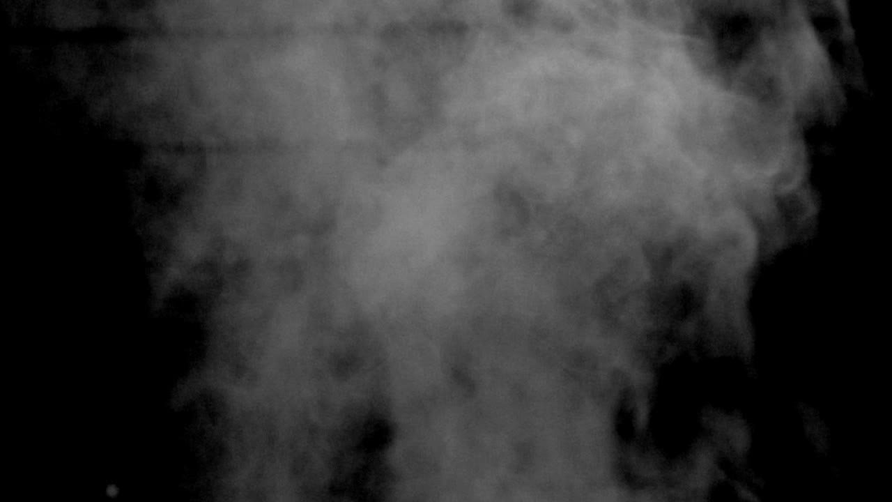 Smog in slow motion che sale su sfondo nero