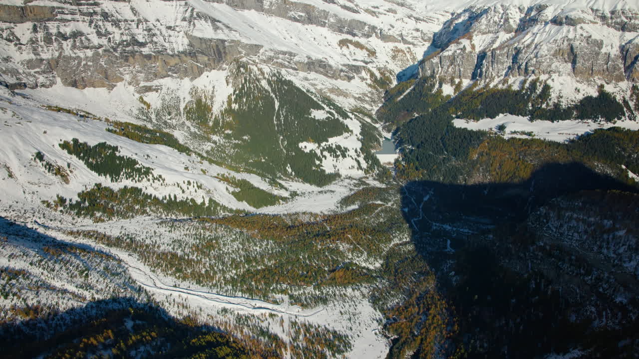 Valle di Derborence all'interno della catena montuosa del Vallese durante un autunno nevoso nel Vallese, Svizzera