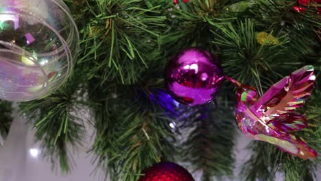 Weihnachtsschmuck-Aus-Kristall.-Rosafarbener-Kolibri-Und-Ball