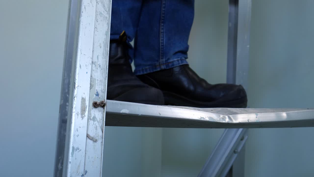 작업화를 신고 계단에서 발걸음을 닫습니다.