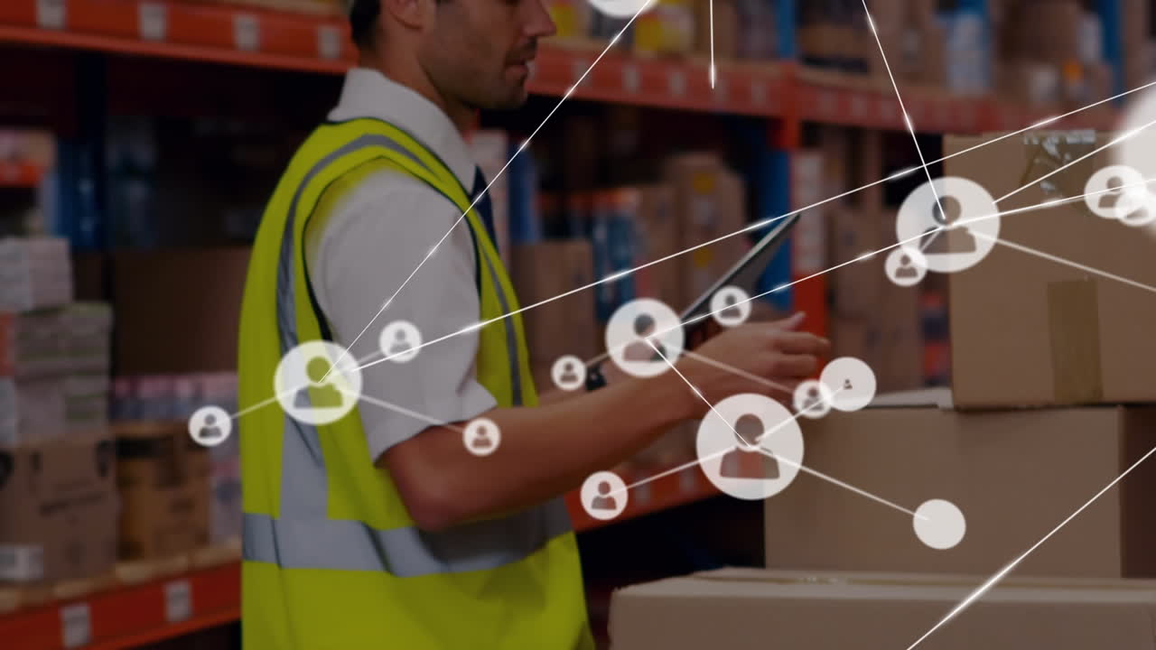 animación de iconos de perfil conectados con líneas sobre hombre caucásico usando tableta y cargando cajas.