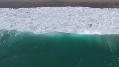 Olas-Blancas-Del-Océano-Chapoteando-En-La-Costa-De-Playa-Valcovo-En-Arteixo,-A-Coruña,-España