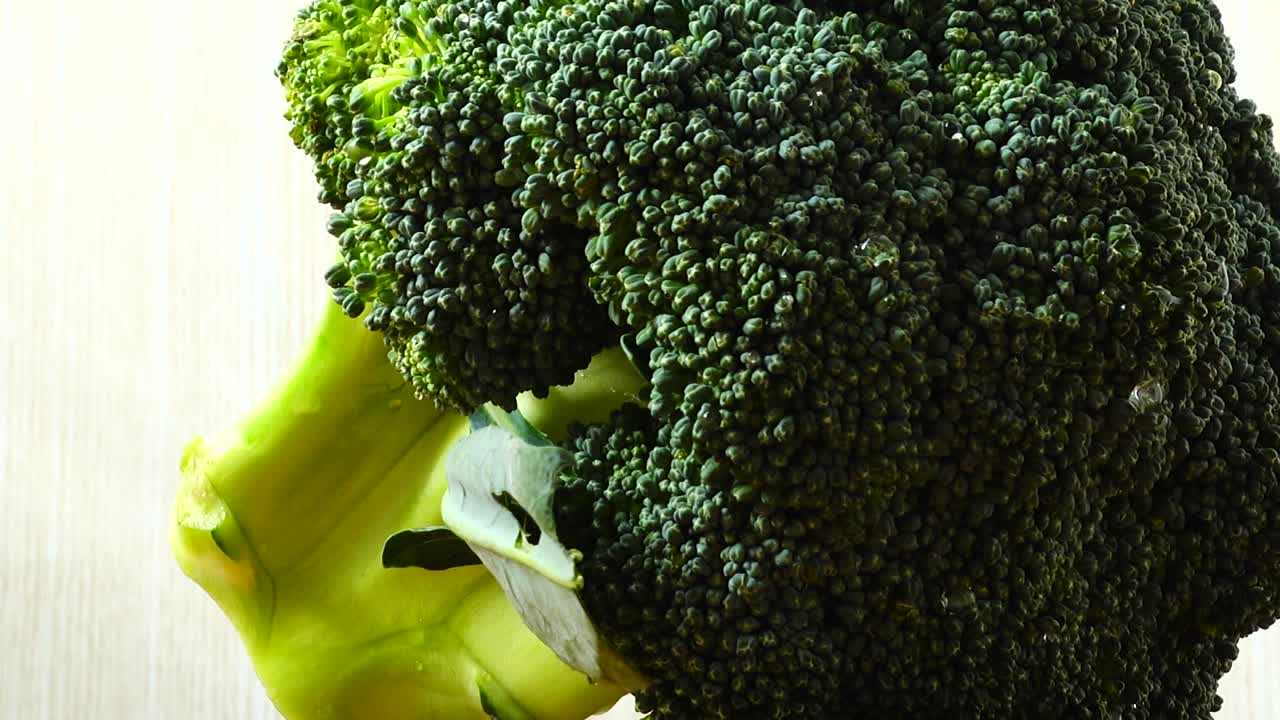 Riprese di broccoli in movimento. Tagliere.