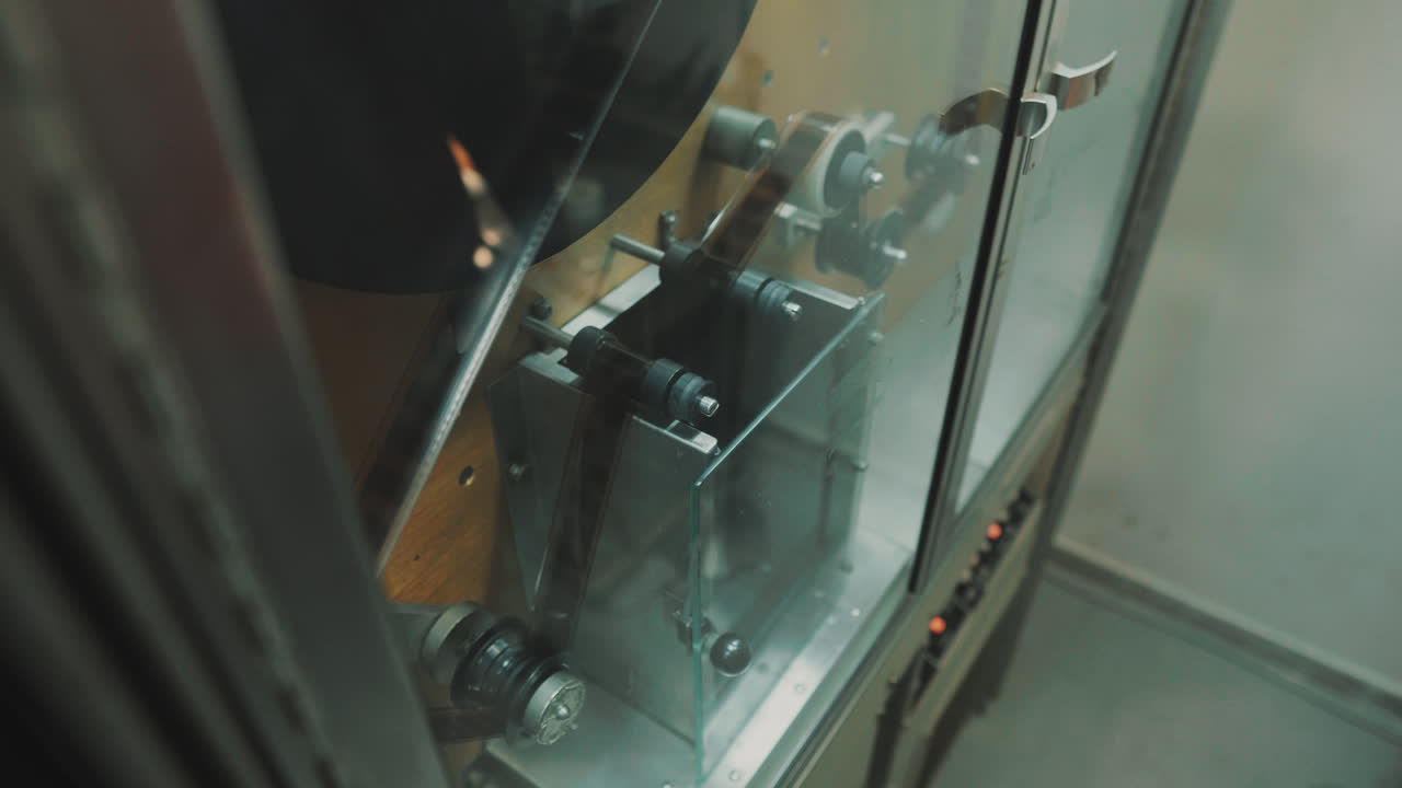 오래된 필름테이프 세척 및 복원 기계