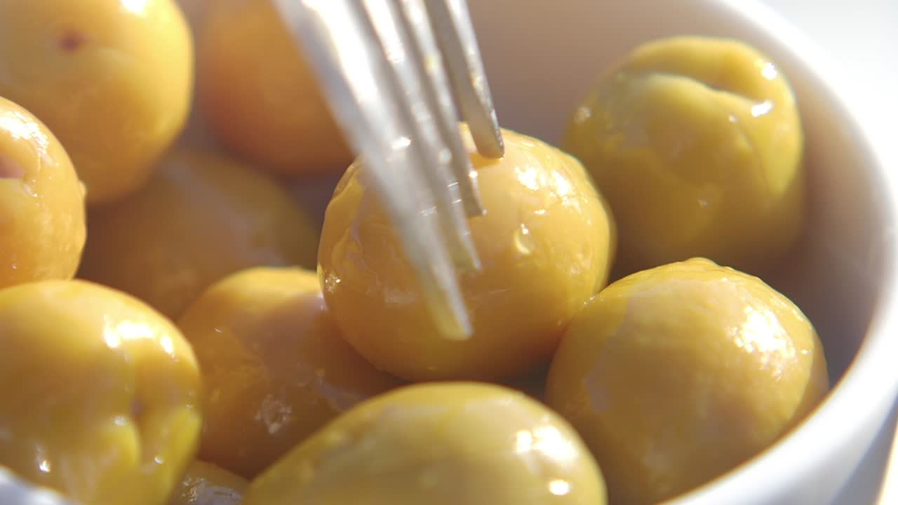 마리네이트 된 녹색 및 노란색 올리브의 클로즈업