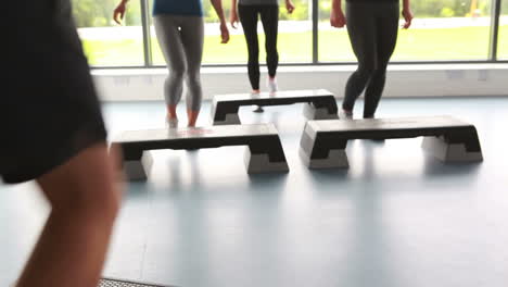 clase de aeróbico con su entrenador