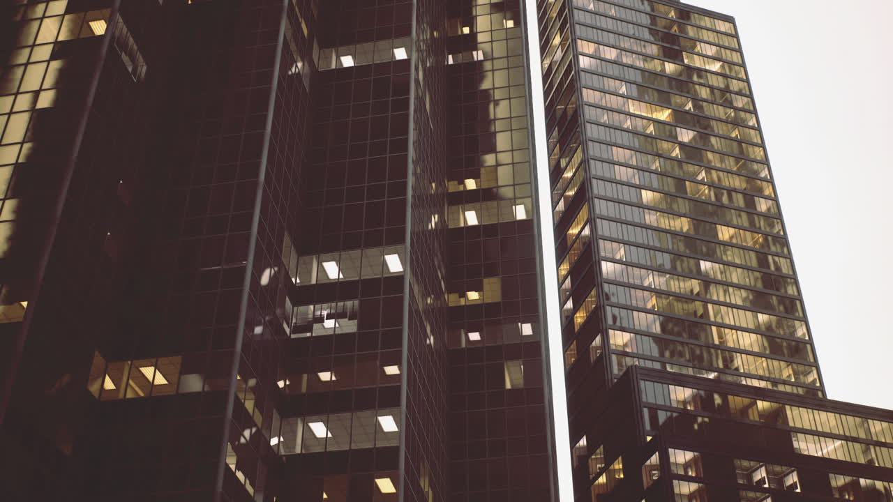 Lo skyline serale mette in risalto l'architettura moderna con facciate in vetro