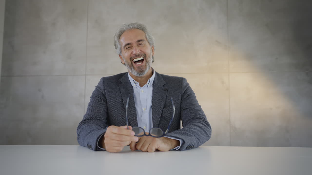 Un uomo d'affari felice in un ufficio
