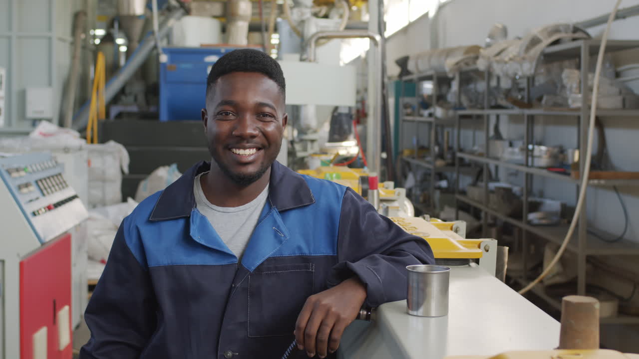 Ritratto di un allegro operaio di fabbrica afroamericano