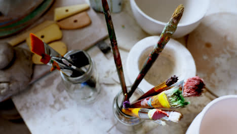 various paint brushes kept in the brush holder 4k