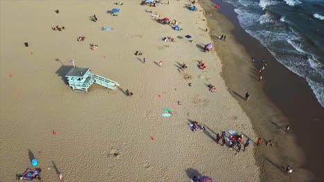 Venice-Beach,-Kalifornien,-Drohnenaufnahme,-Schwenk-Nach-Links-Am-Strand-Mit-Sand-Und-Wasser