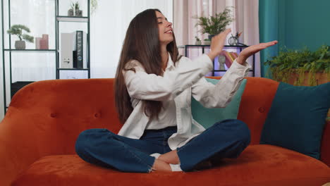 mujer rica feliz mostrando desperdicio o tirando dinero alrededor gesto de la mano, ganancia ganar lotería, compartir