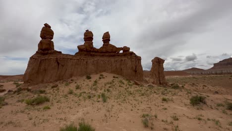 La-Formación-De-Tres-Tierras-Hermanas-En-El-Parque-Estatal-Goblin-Valley-De-Utah---Panorama