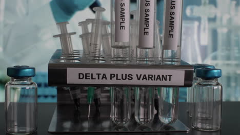 muestras de tubos de ensayo variante delta plus que se colocan en la gradilla