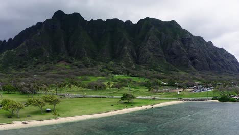 imagen de un dron alejándose de la playa de kauloa rock en la costa de hawai