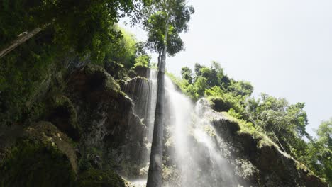 catarata de tumalog cerca con agua cayendo por el acantilado rocoso de la cascada en cebu, filipinas